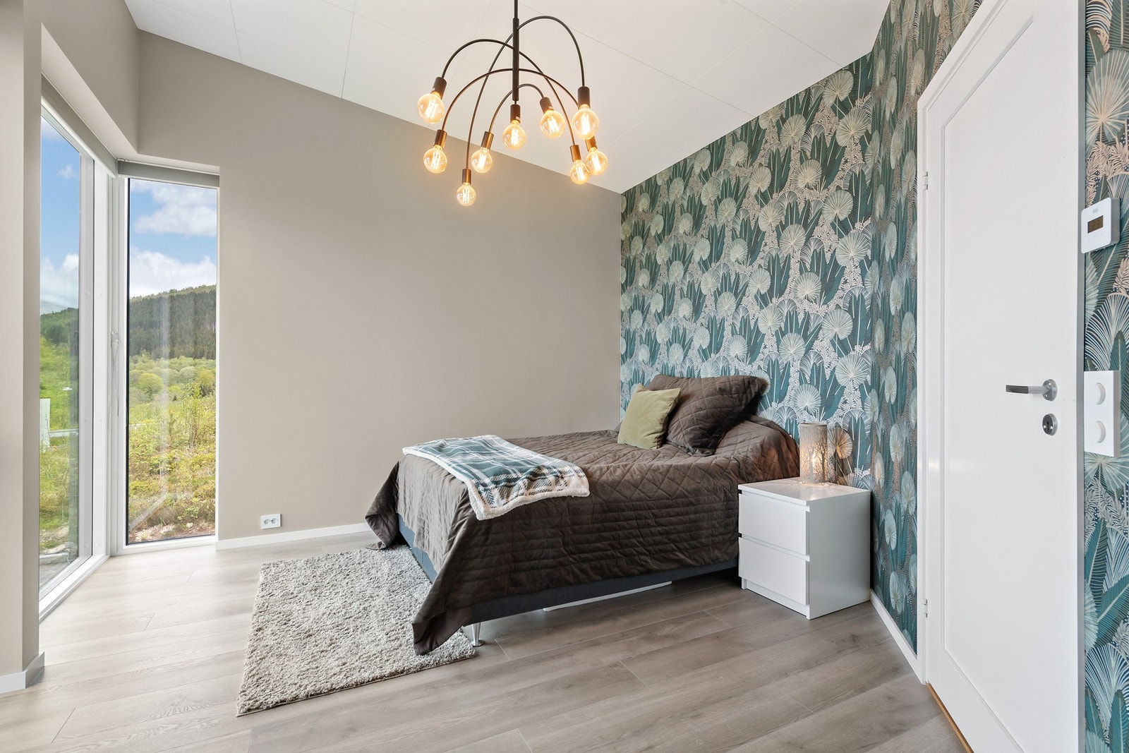 Hoveddelen av boligen har totalt 4 soverom. Dette er hovedsoverommet som har vinduer fra gulv. Galleribilde