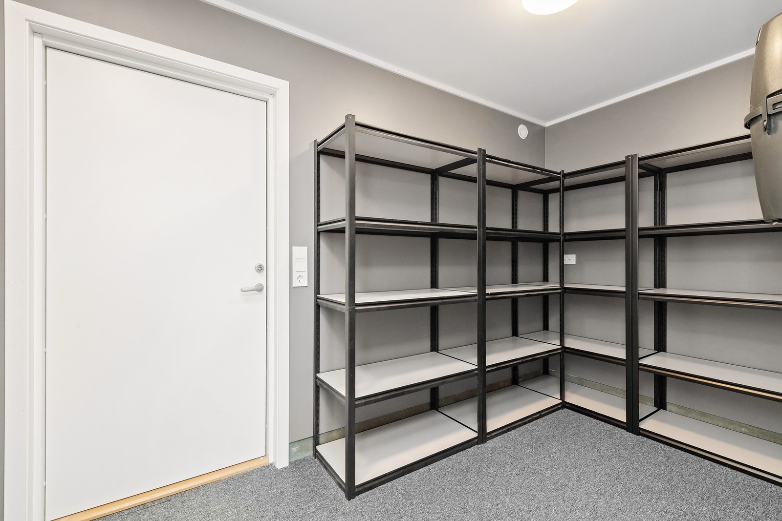 Bod/sluse mellom garasje og bolig. Galleribilde