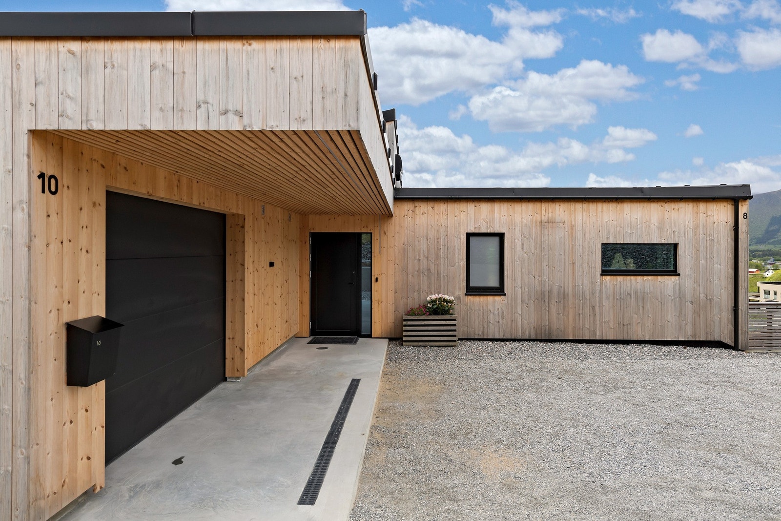 Boligen har integrert garasje. Fra garasjen er det direkte adkomt til boligen. Galleribilde