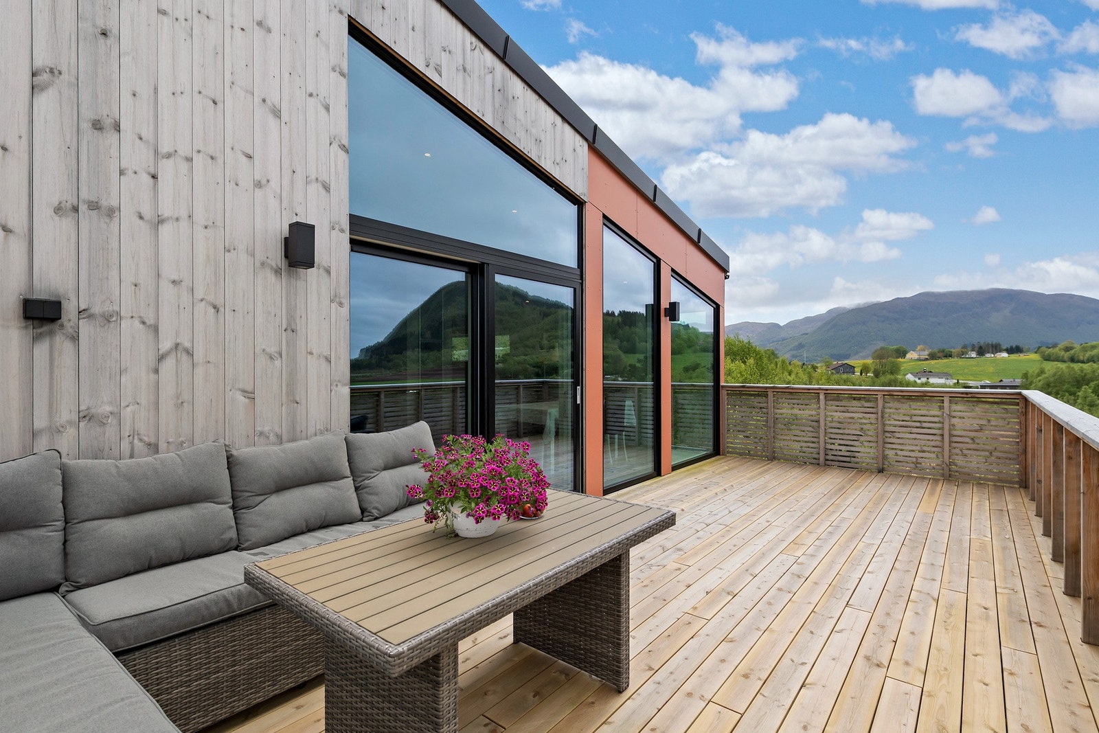 Eiendommen har flere, fine uteplasser. Galleribilde