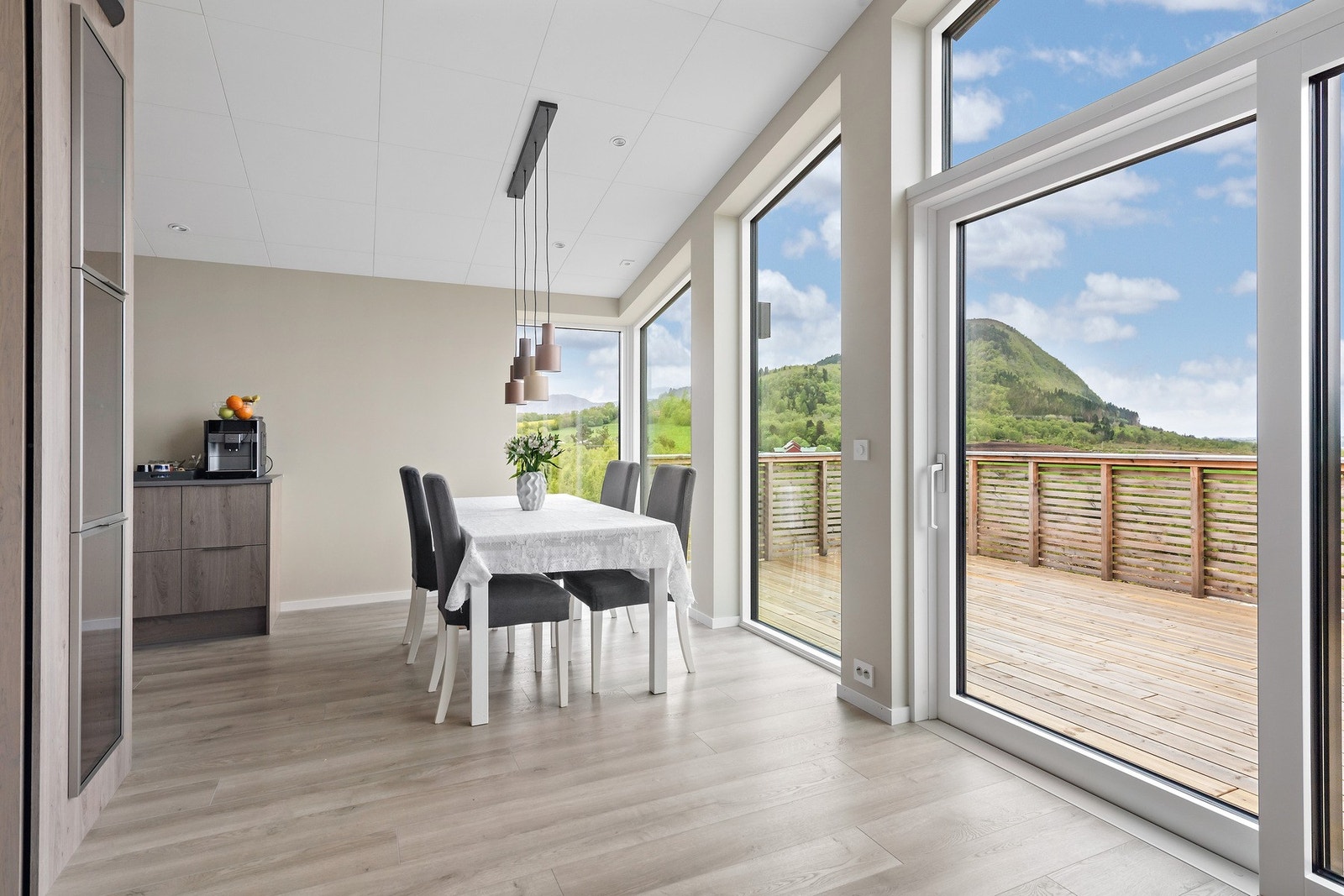 De store vindusflatene på stue/kjøkken gir gode lysforhold. Galleribilde