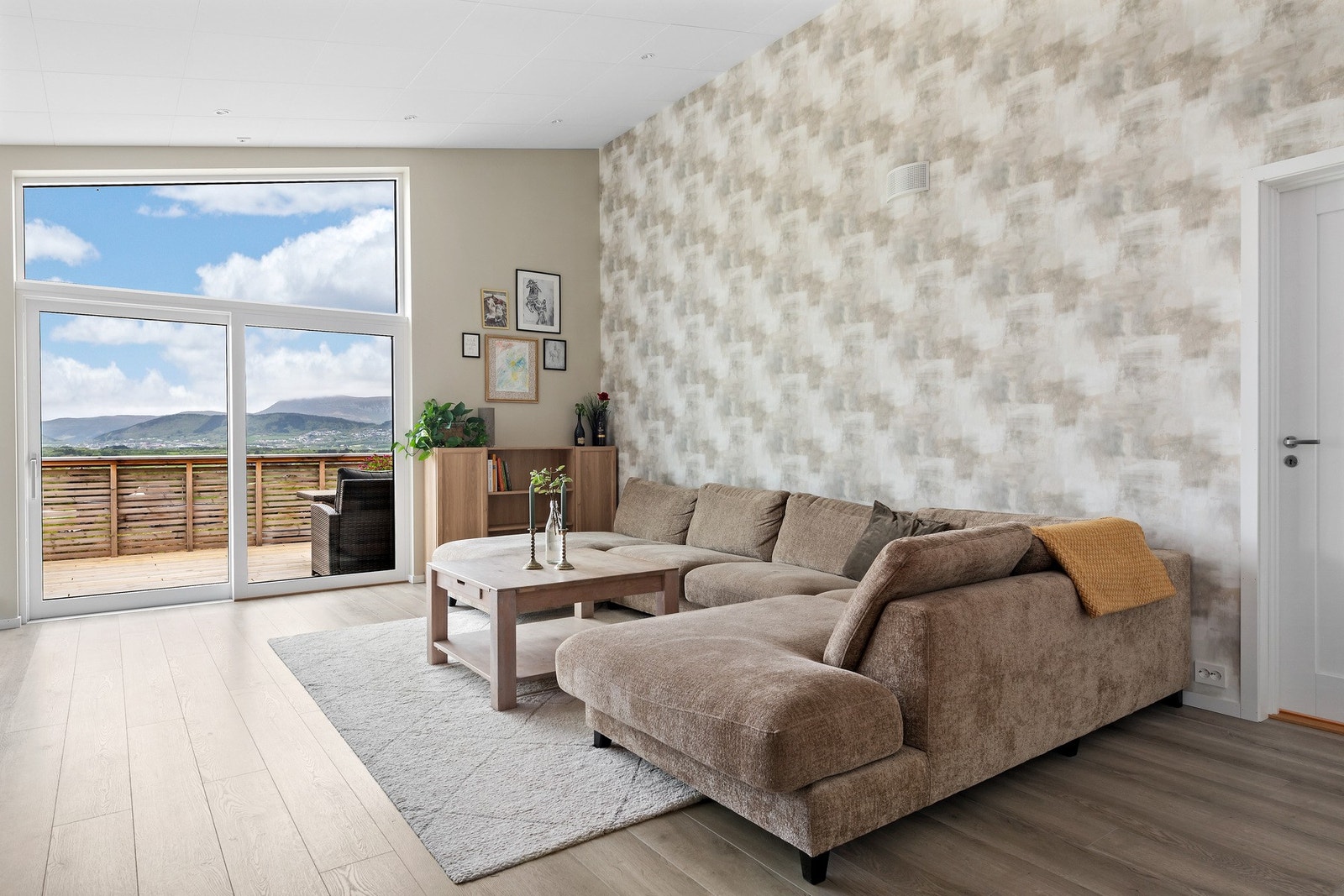 Fra stuen er det utgang til romslig veranda. Galleribilde