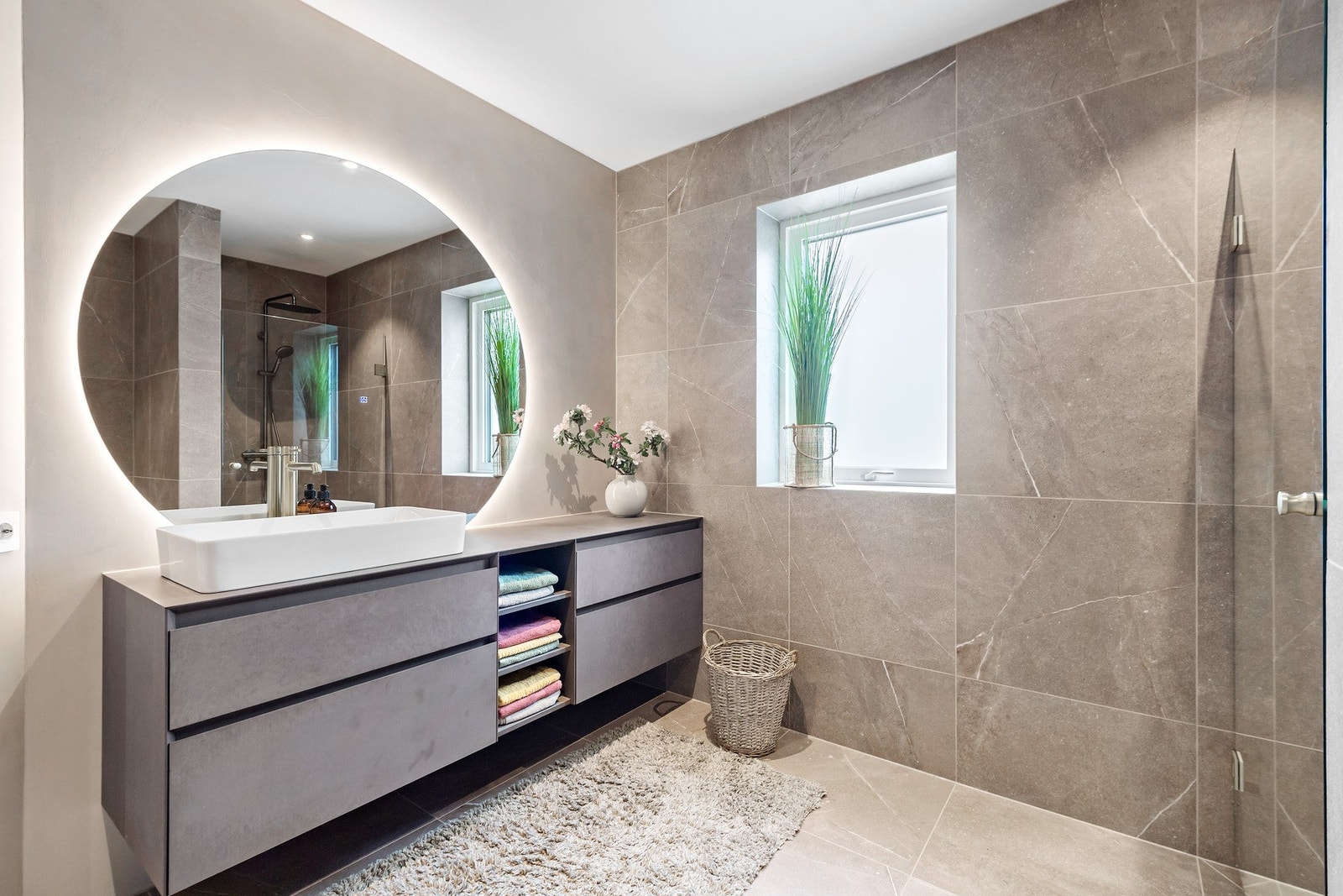 Det runde speilet med baklys gir en følelse av hverdagsluksus. Galleribilde