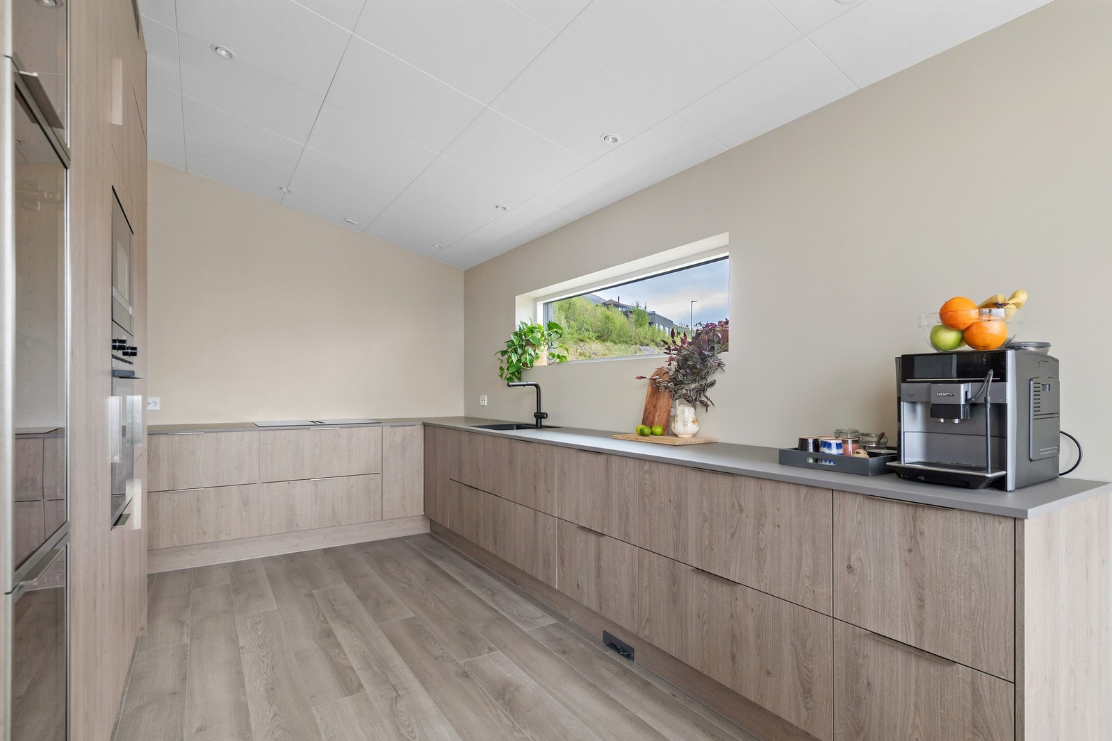 Kjøkkenet er svært innholdsrikt og over gjennomsnittet god benkeplass. Galleribilde