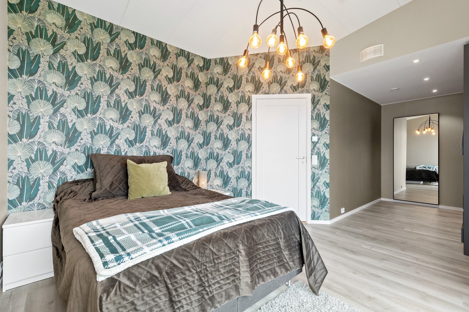 Hovedsoverommet har god størrelse og egen garderobeavdeling. Galleribilde