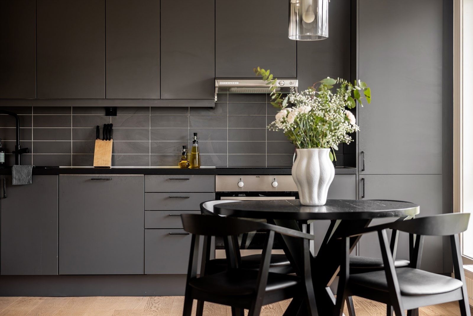 Et stilfullt kjøkken fra Sigdal med integrerte hvitevarer som stekeovn, koketopp, oppvaskmaskin og kjøl-/fryseskap. Galleribilde