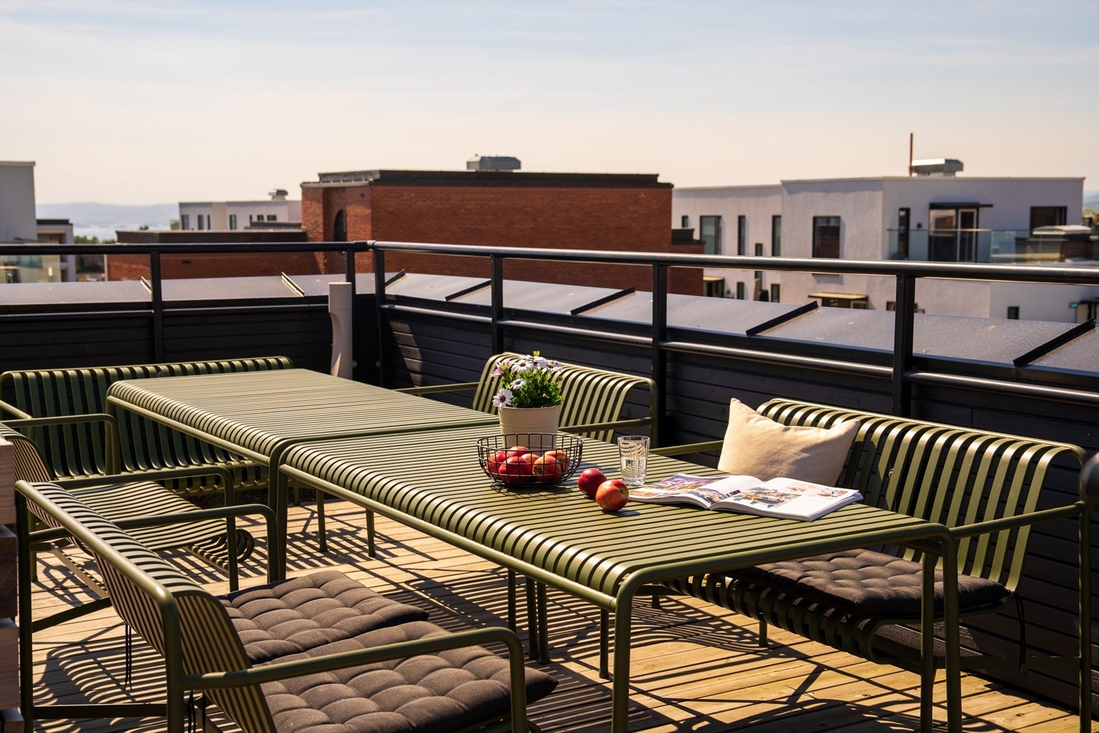 Her har du flere soner og sittegrupper rundt hele takterrassen, fordelt i soner mellom plantekasser. Her kan du enten slappe av alene eller med gode naboer om du vil. Galleribilde