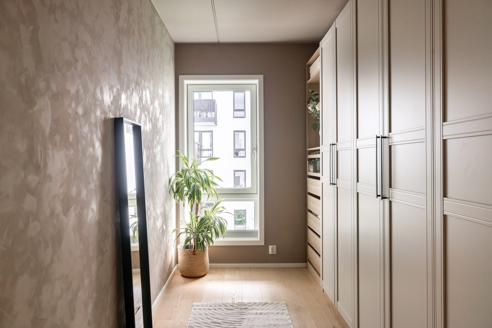 Soverom 2 er i dag brukt som walk-in garderobe. Galleribilde