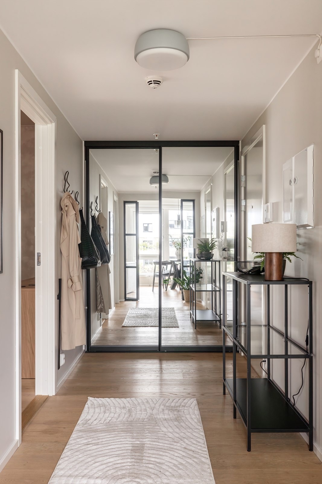 En romslig gang gir godt førsteinntrykk av boligen, i tillegg til praktisk med plass til oppbevaring og andre ønskede møbler. Galleribilde