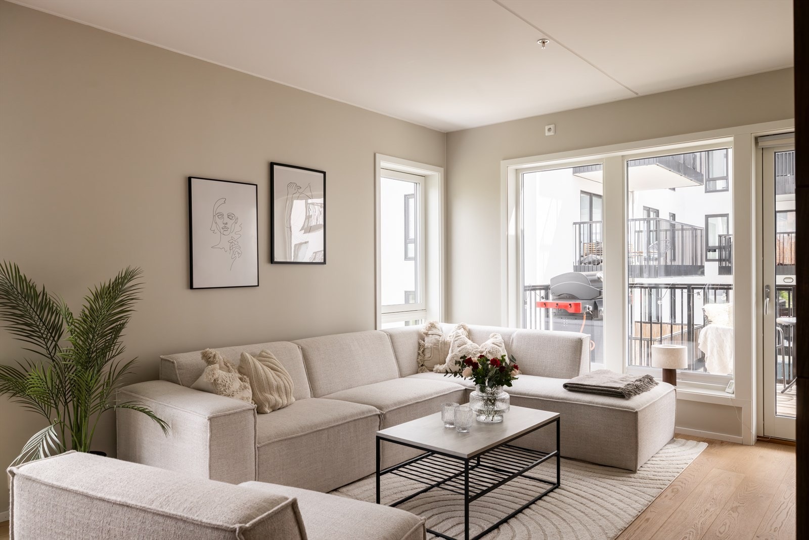 Den trivelige stuen har en god utforming som gjør det enkelt å møblere etter eget ønske. Galleribilde