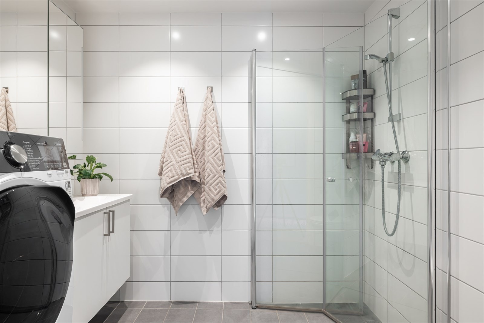 Delikat og flislagt baderom med downlights i tak og varme i gulv som gir en lun og behagelig atmosfære. Galleribilde