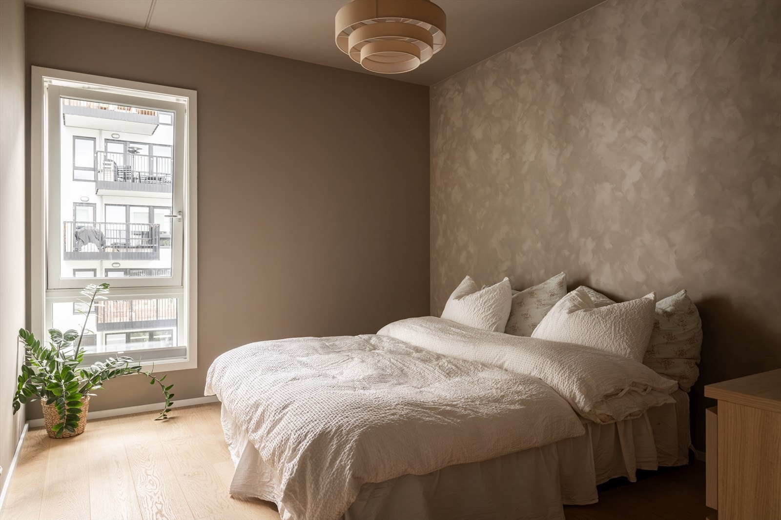 Hovedsoverommet vender ut i felles og bilfritt gårdsrom, så her kan du sove godt! Galleribilde