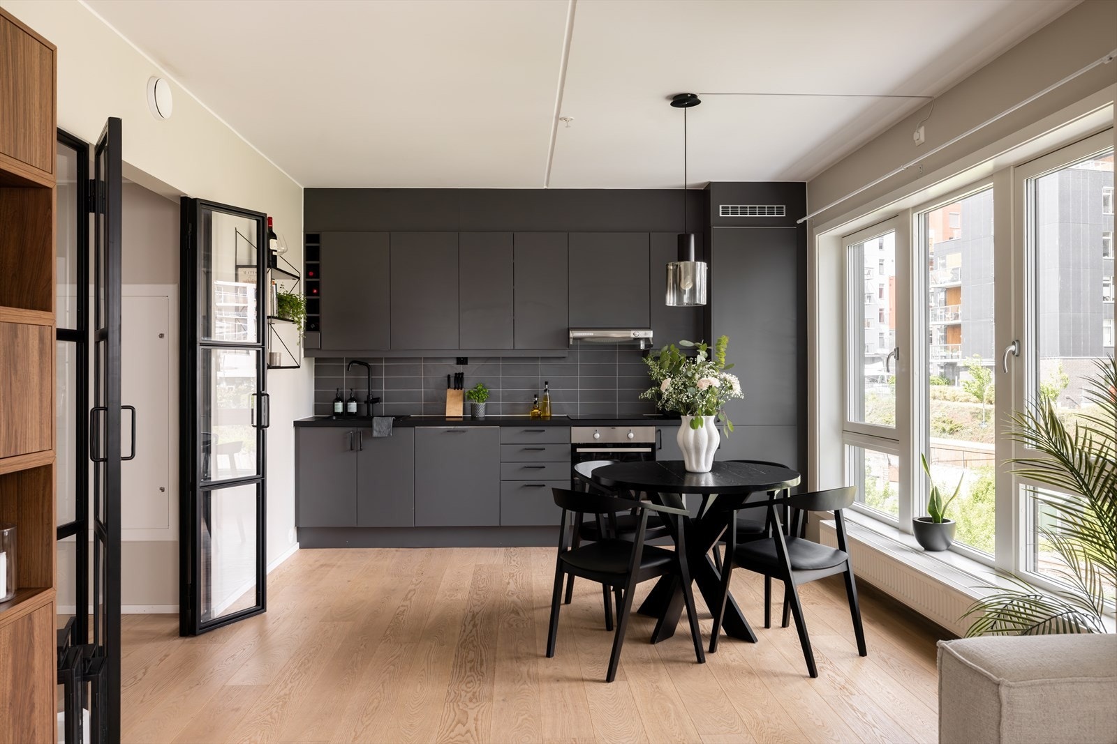 Boligen har lekre detaljer som en-stavs eikeparkett og stilfulle glassdører fra gang og inn til stuen. Galleribilde