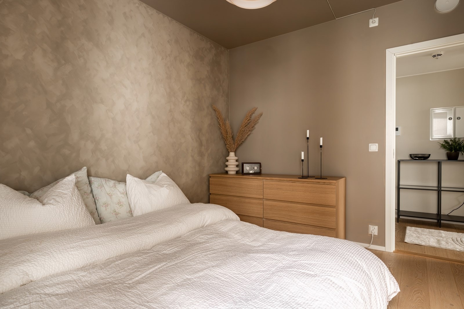 Det er god plass til dobbeltseng og tilhørende møblement. Galleribilde