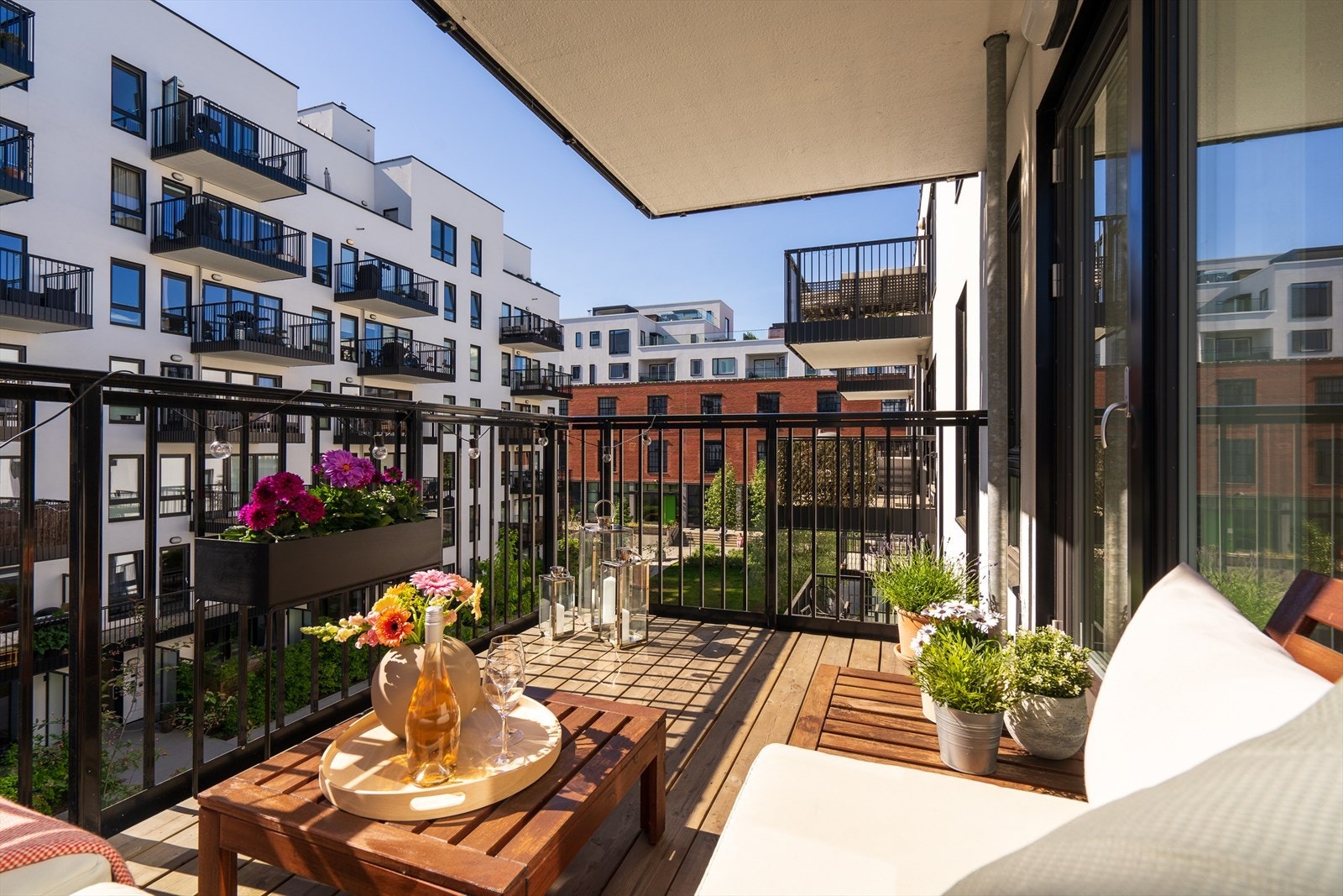 Fra stuen er det utgang til en romslig balkong med fin utsikt mot felles grøntområder. Galleribilde