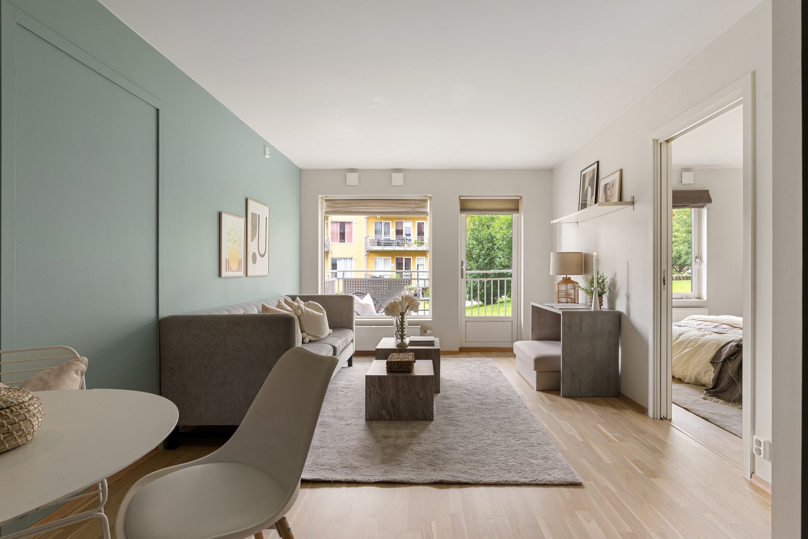 Kontrastveggen i lysegrønt harmonerer fint med det naturlige innlyset fra vindusflatene og setter en innbydende tone til rommet. Galleribilde