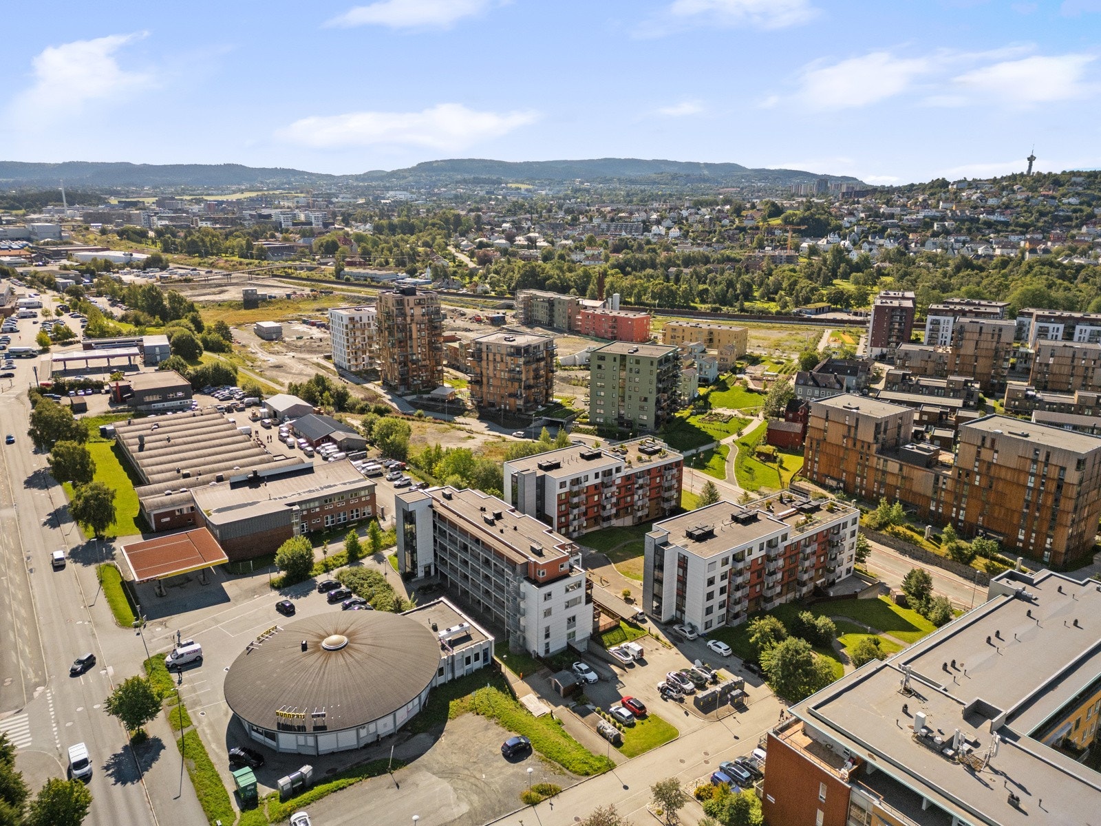 Lade er ansett som et svært attraktivt område da den ligger utenfor sentrumskjernen, men allikevel med gangavstand til det meste. Galleribilde
