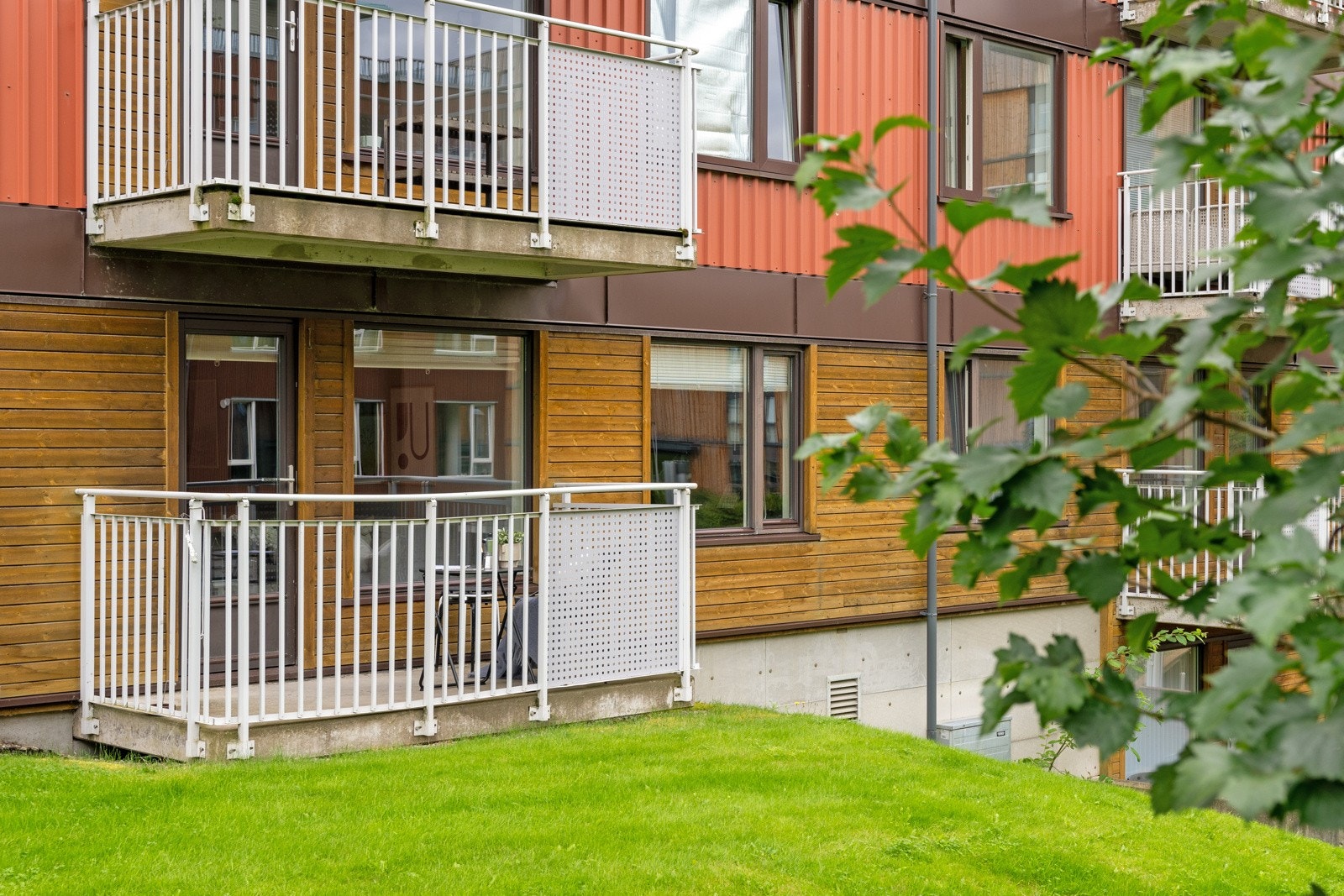 Den delvis overbygde terrassen er målt til 4,5 kvm og har plass til en liten sittegruppe. Galleribilde