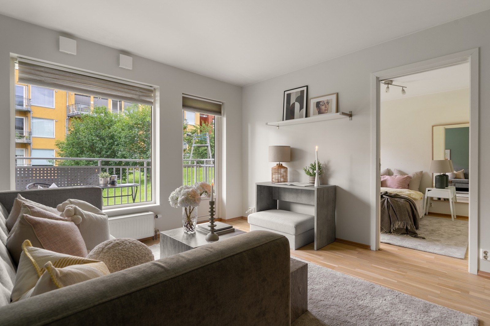 Boligens luftige stue- og kjøkkenløsning er målt til 20 kvm. Galleribilde