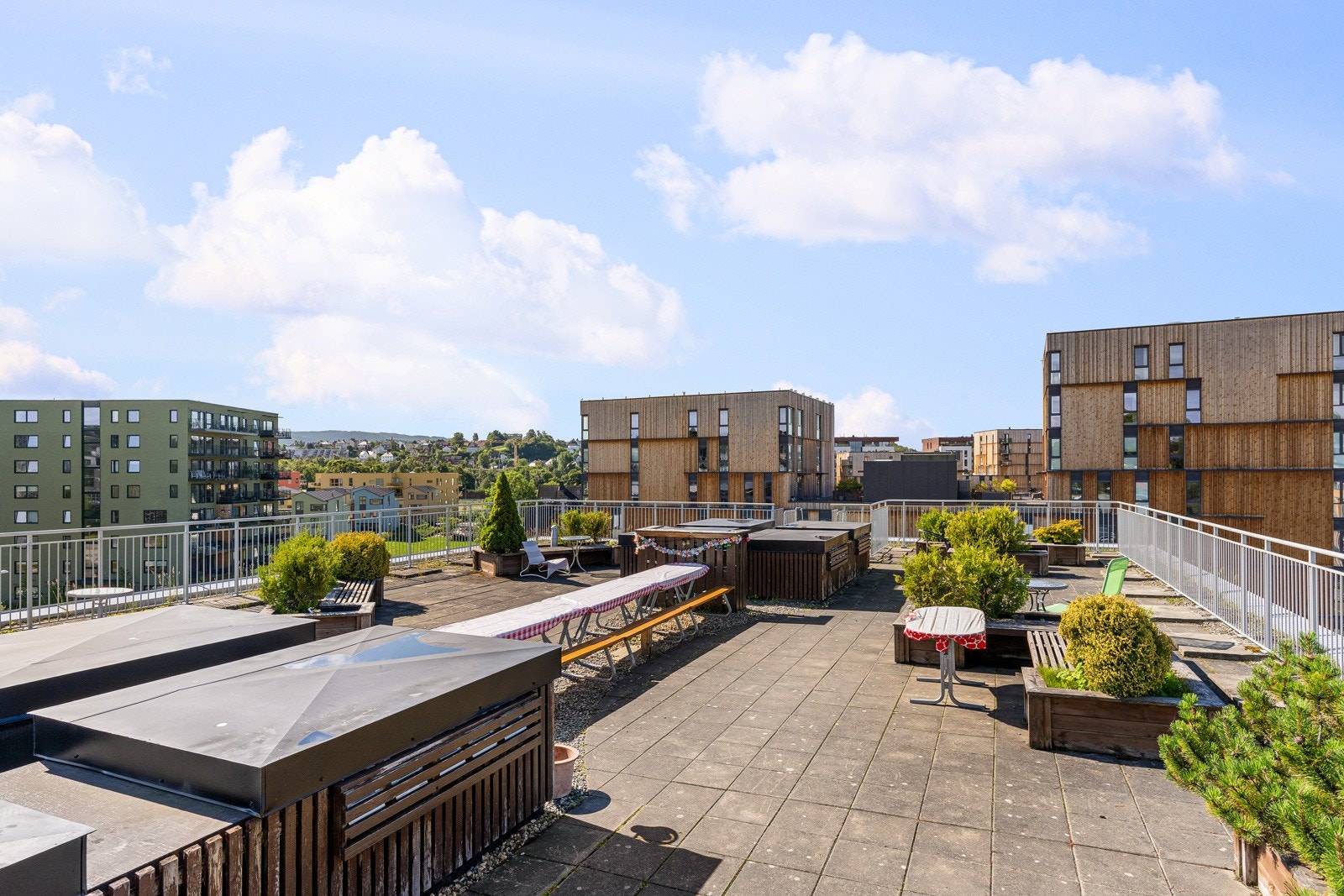 I tillegg har boligblokken en felles takterrasse som er anvendelig for alle beboere. Galleribilde