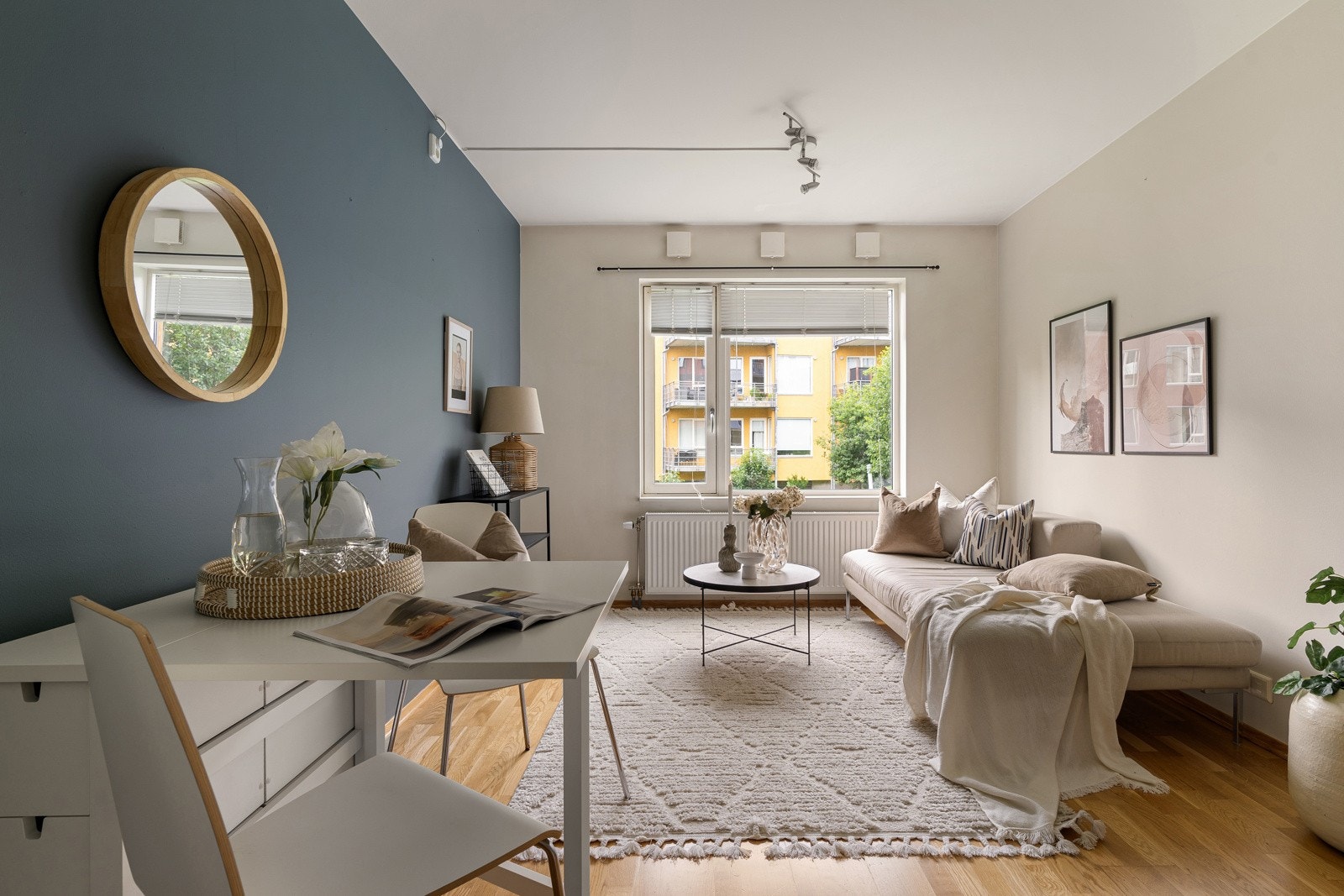 I likhet med hovedleiligheten er det en åpen stue- og kjøkkenløsning. Galleribilde