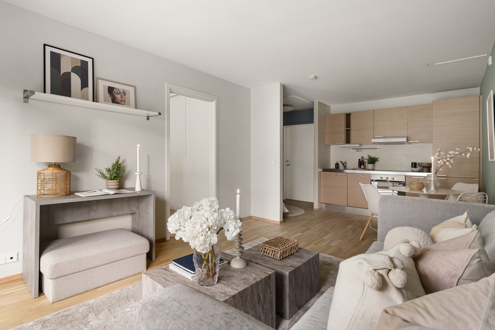 Rommet er malt i lyse og nøytrale toner som gjør det enkelt å innrede med ønsket møblement som sofakrok, tv-benk og spisebord. Galleribilde