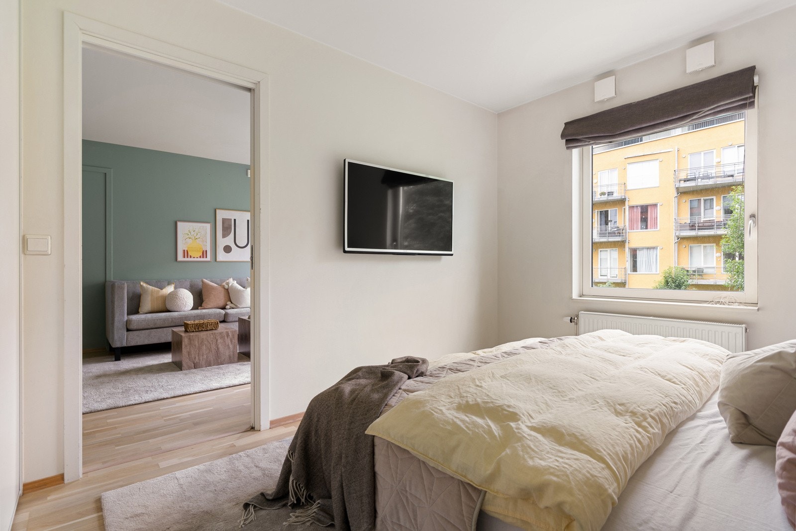 Rommet er malt i lyse og nøytale toner og har parkett på gulv. Galleribilde