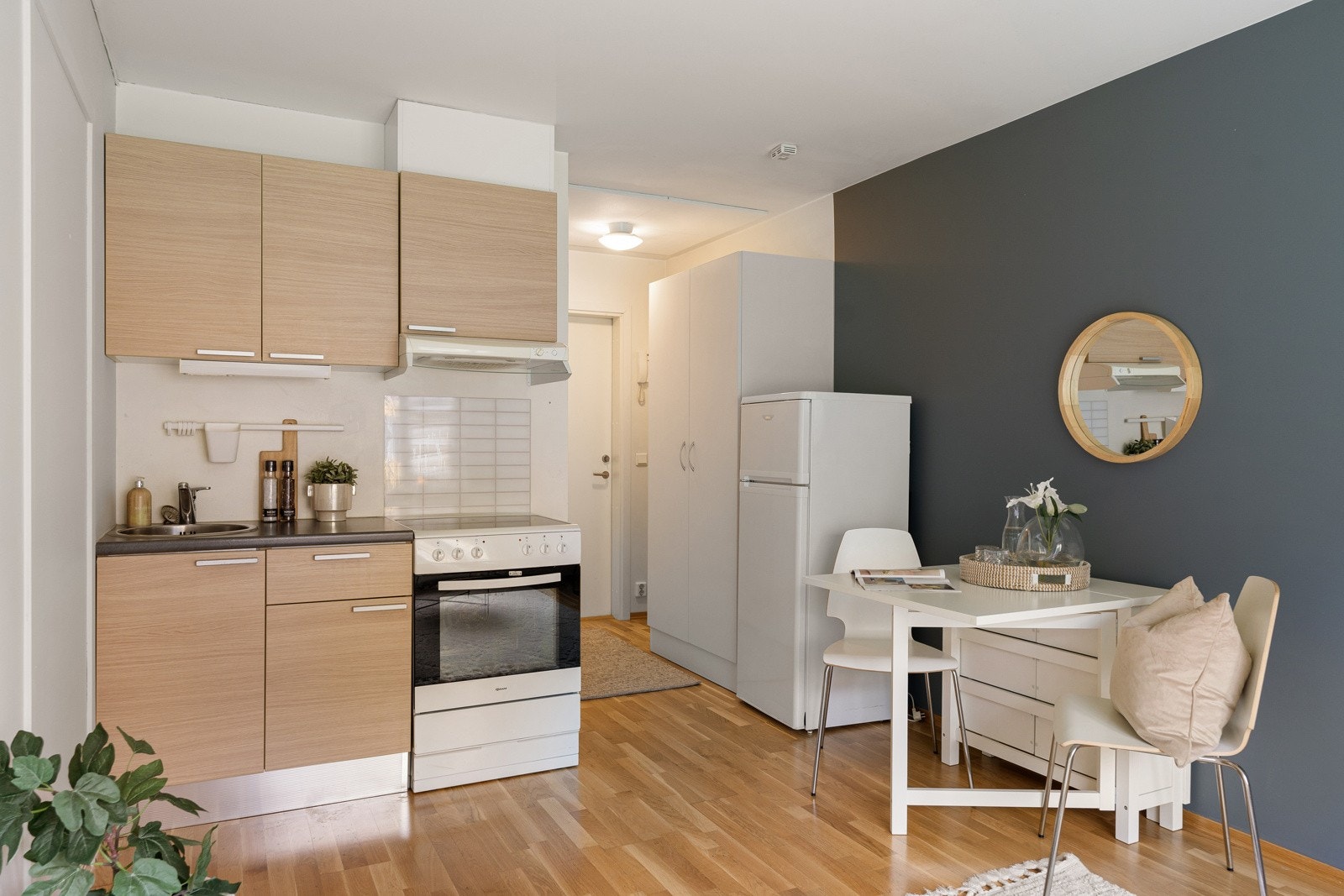 Utleiedelen er målt til totalt 18,5 kvm, og her er det et funksjonelt kjøkken med komfyr, oppvaskmaskin og kombinert kjøl- og fryseskap. Galleribilde