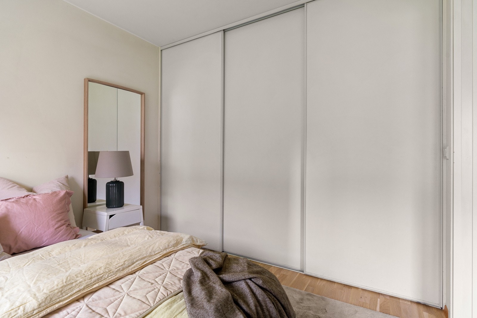 Rommet har god plass til stor seng og oppbevaringsplass i plassbygd skyvedørsgarderobe. Galleribilde