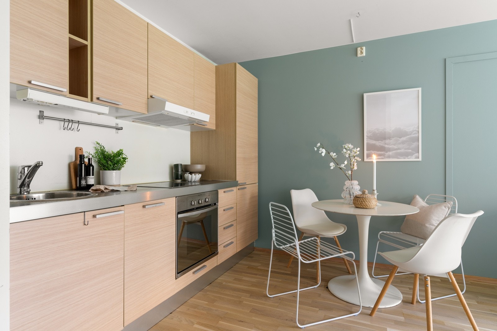 Kjøkkenet har rikelig med skap- og benkeplass og den åpne løsningen skaper en mer sosial atmosfære. Galleribilde