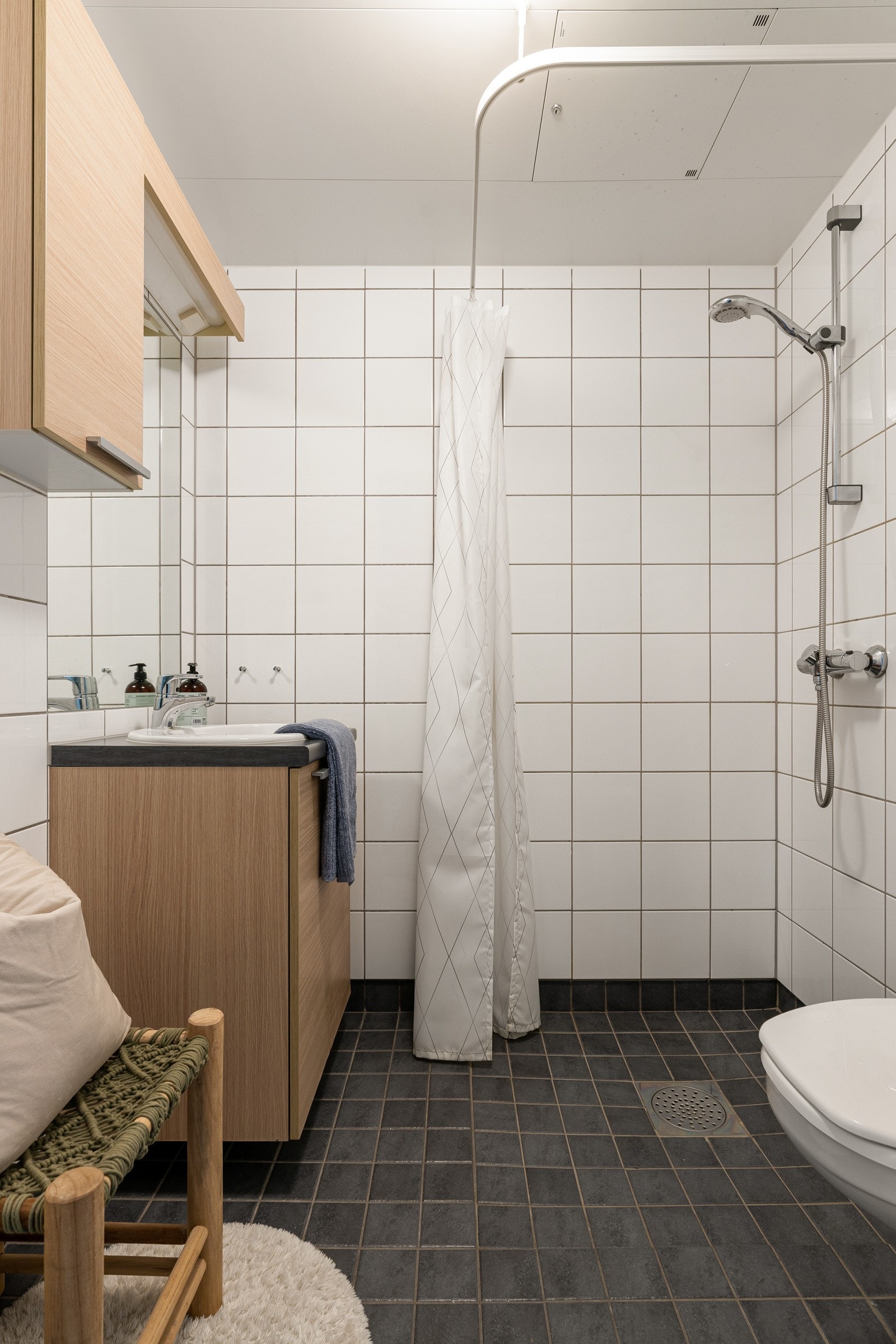 Utleiedelen har et flislagt baderom målt til 2,5 kvm som er utstyrt med toalett, dusjnisje og servant med speil og skapplass. Galleribilde