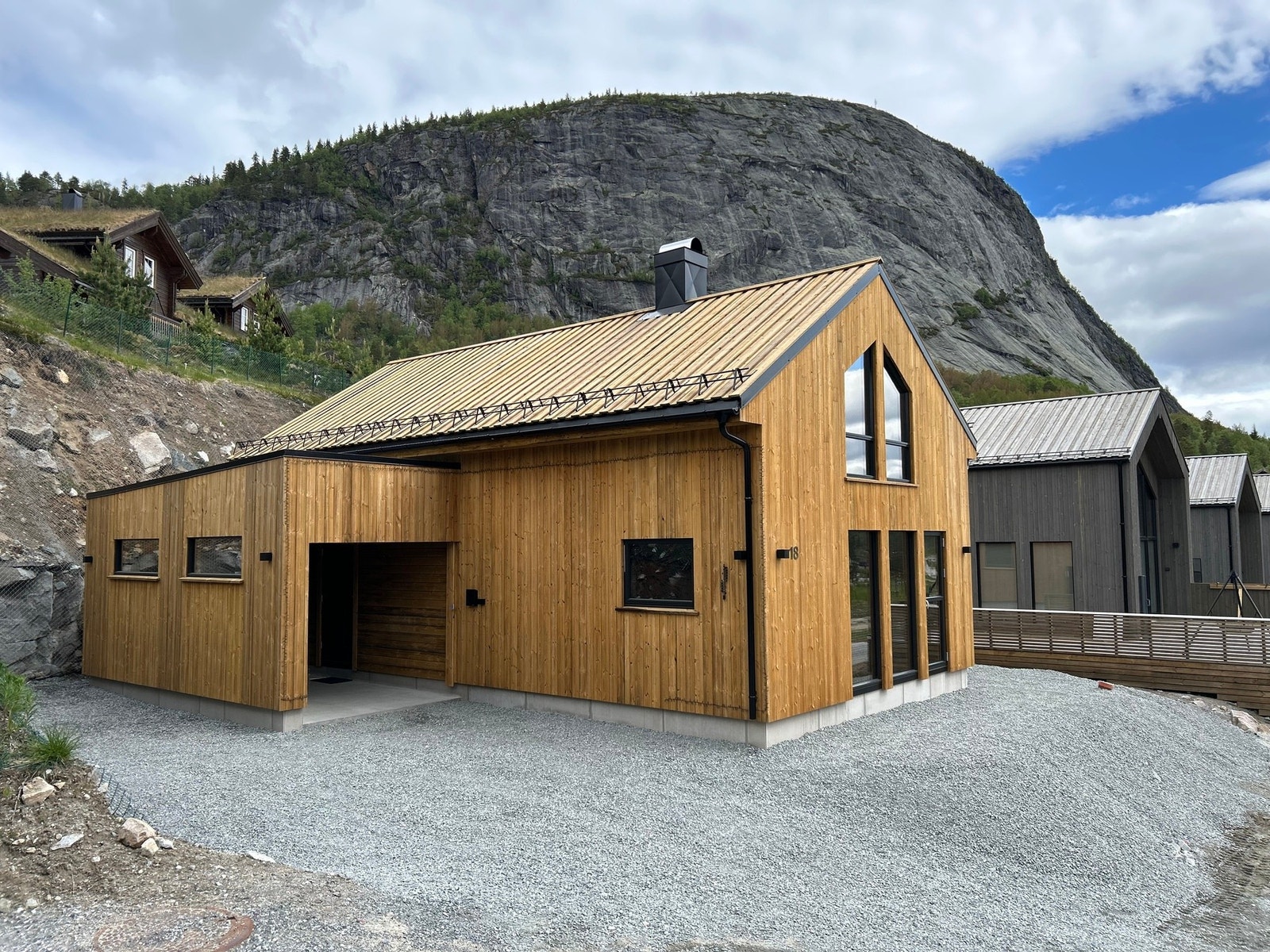 Parkering i carport og oppstillingsplasser på egen tomt Galleribilde