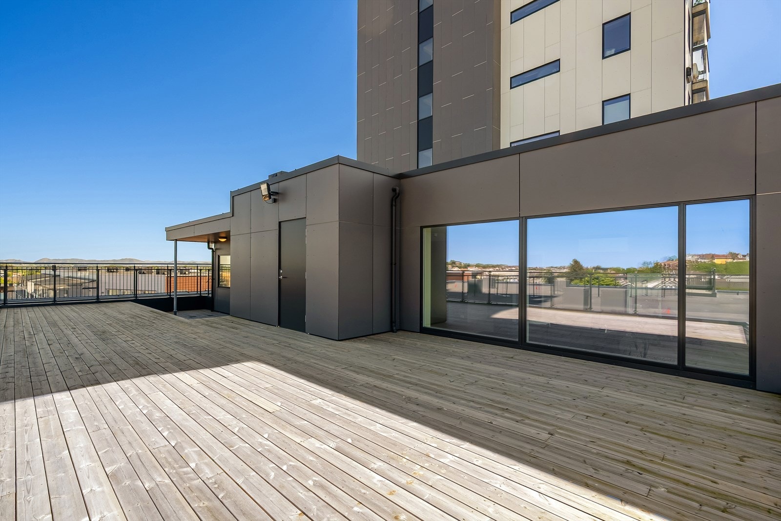 Romslig terrasse Galleribilde