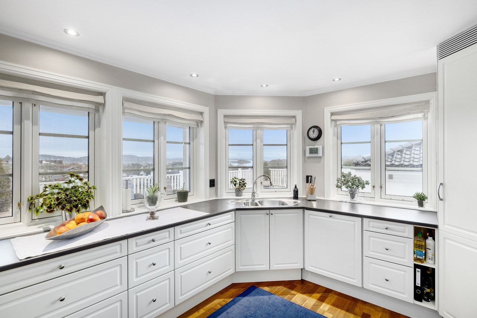 Flott utsyn fra kjøkkenvinduene Galleribilde