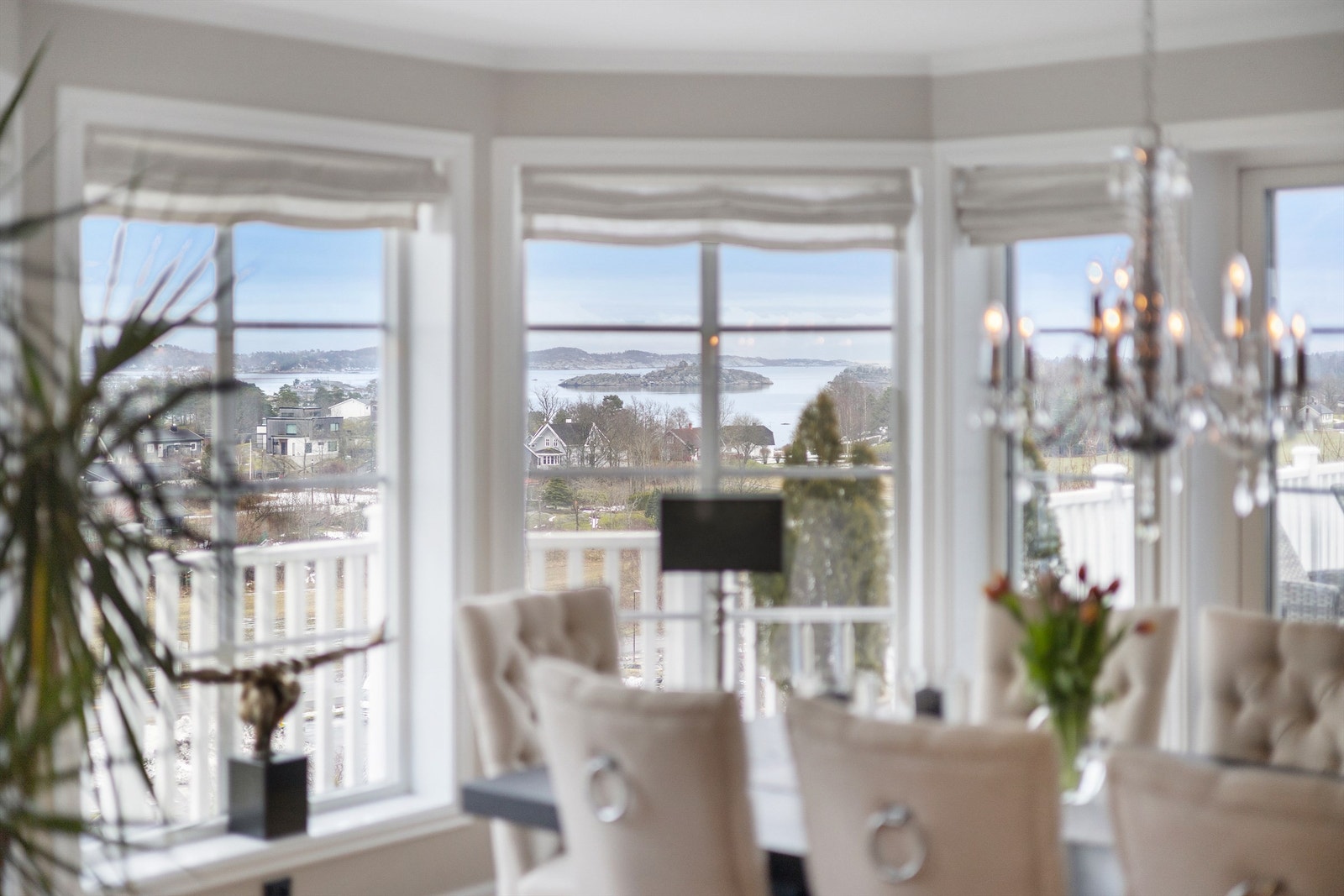 Spisestuen har flott utsikt og utgang til terrassen Galleribilde