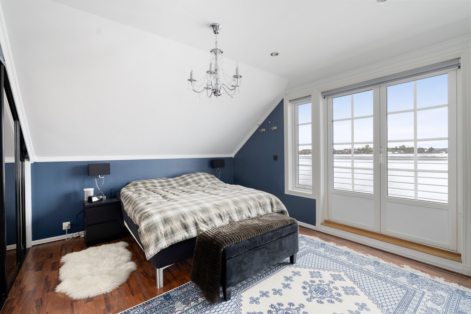 Stor skyvedørsgarderobe i hovedsoverom Galleribilde