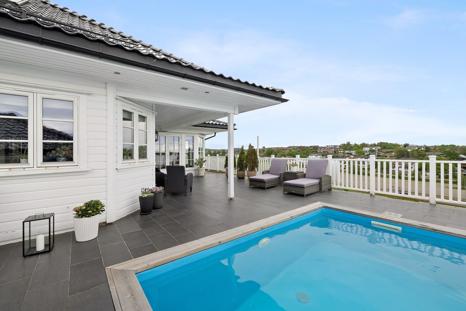 Delvis overbygget uteplass. Galleribilde