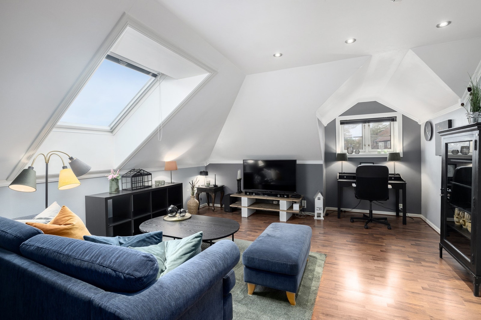 Loftstue eller et perfekt stort soverom til ungdommen Galleribilde