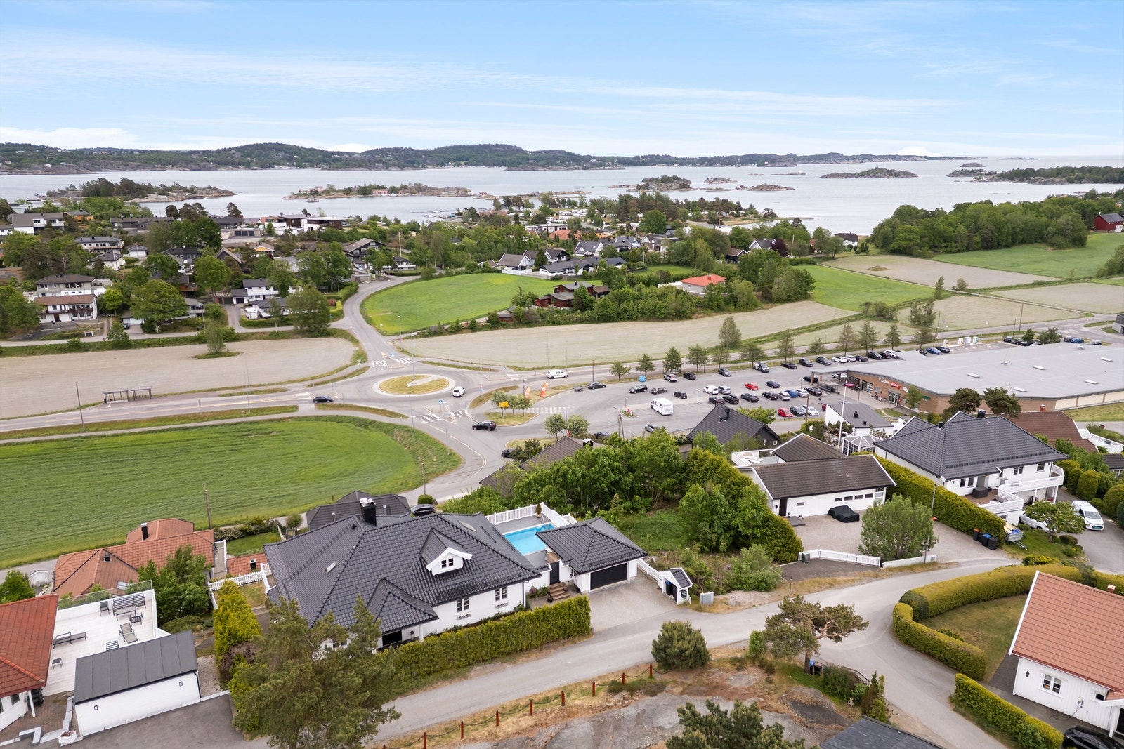 Høytliggende flott tomt med utsikt over fjorden og omkringliggende områder. Galleribilde