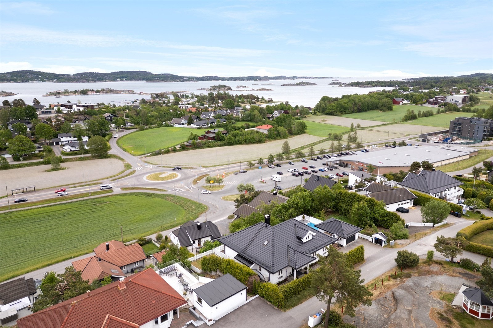 Her får man en unik beliggenhet, da den kombinerer fantastisk sjøutsikt med kort avstand til strand og flotte turområder! Galleribilde