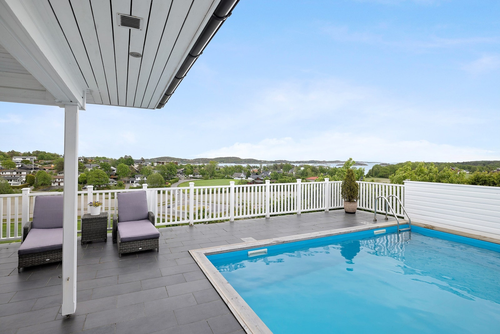 Deilig svømmebasseng med dybde på 170cm. Galleribilde