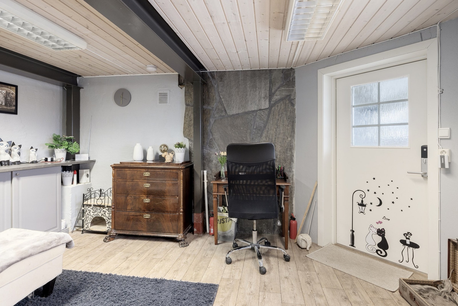 Det foreligger ikke tegninger på u.etg, dette innebærer at etasjen må ses på som kjeller (ikke godkjent til varig opphold). Galleribilde