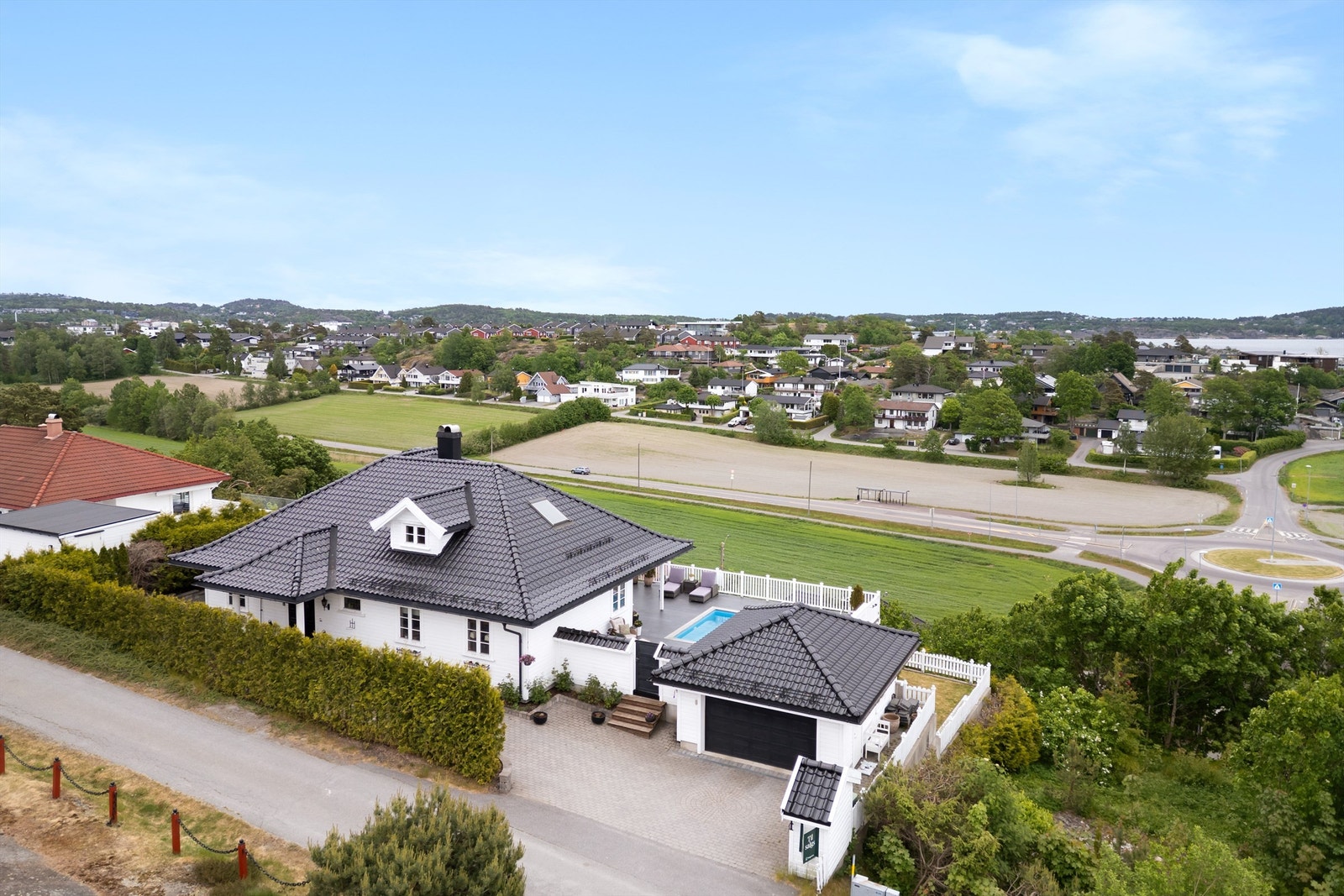 Tomten kan trygt beskrives som solrik og usjenert. Galleribilde