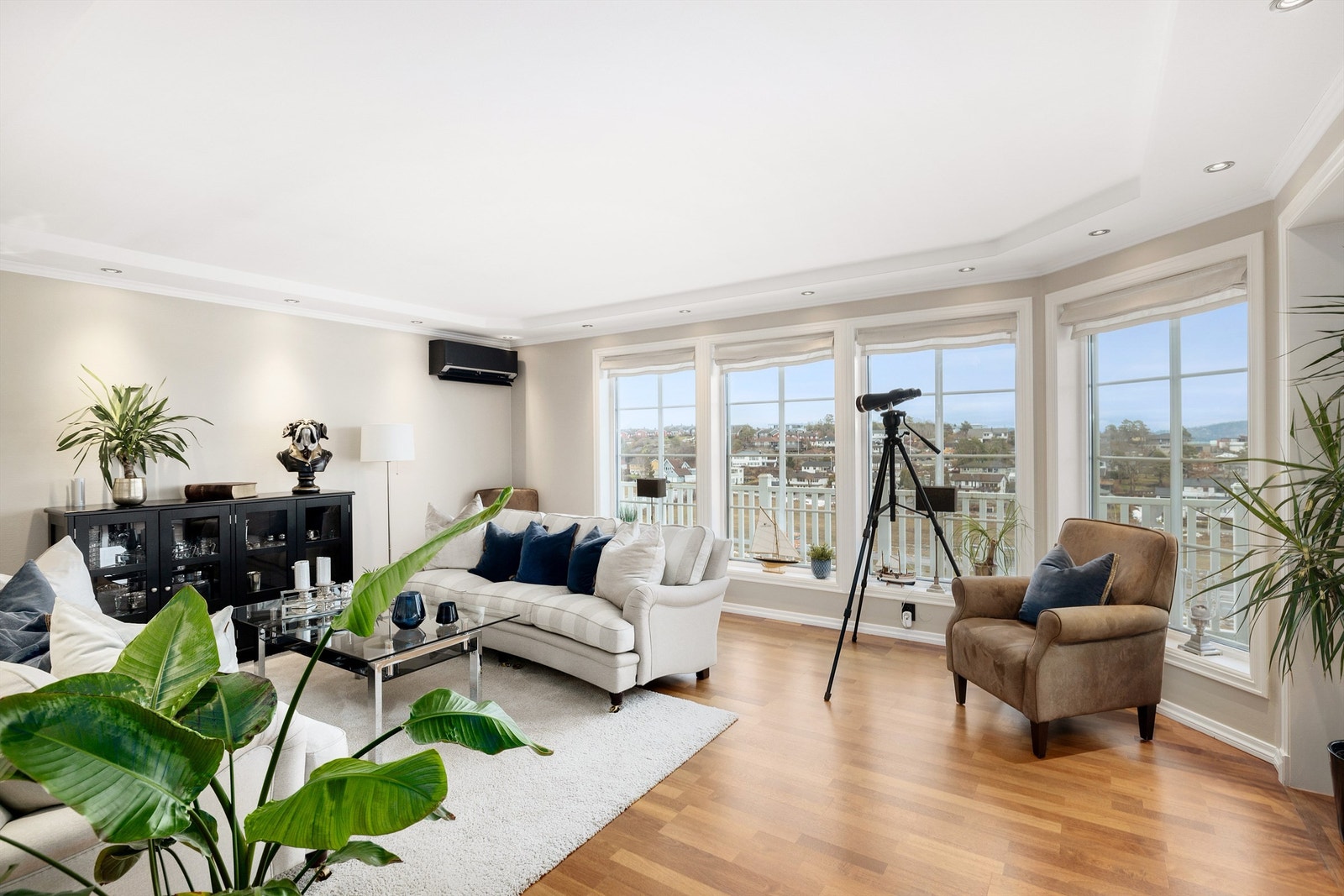 Utrolig delikat stue med mange vinduer som gir en utrolig romfølelse Galleribilde