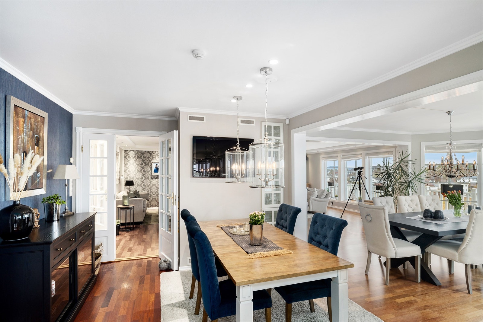 Det romslige kjøkkenet har god plass til kjøkkenbord og stoler Galleribilde