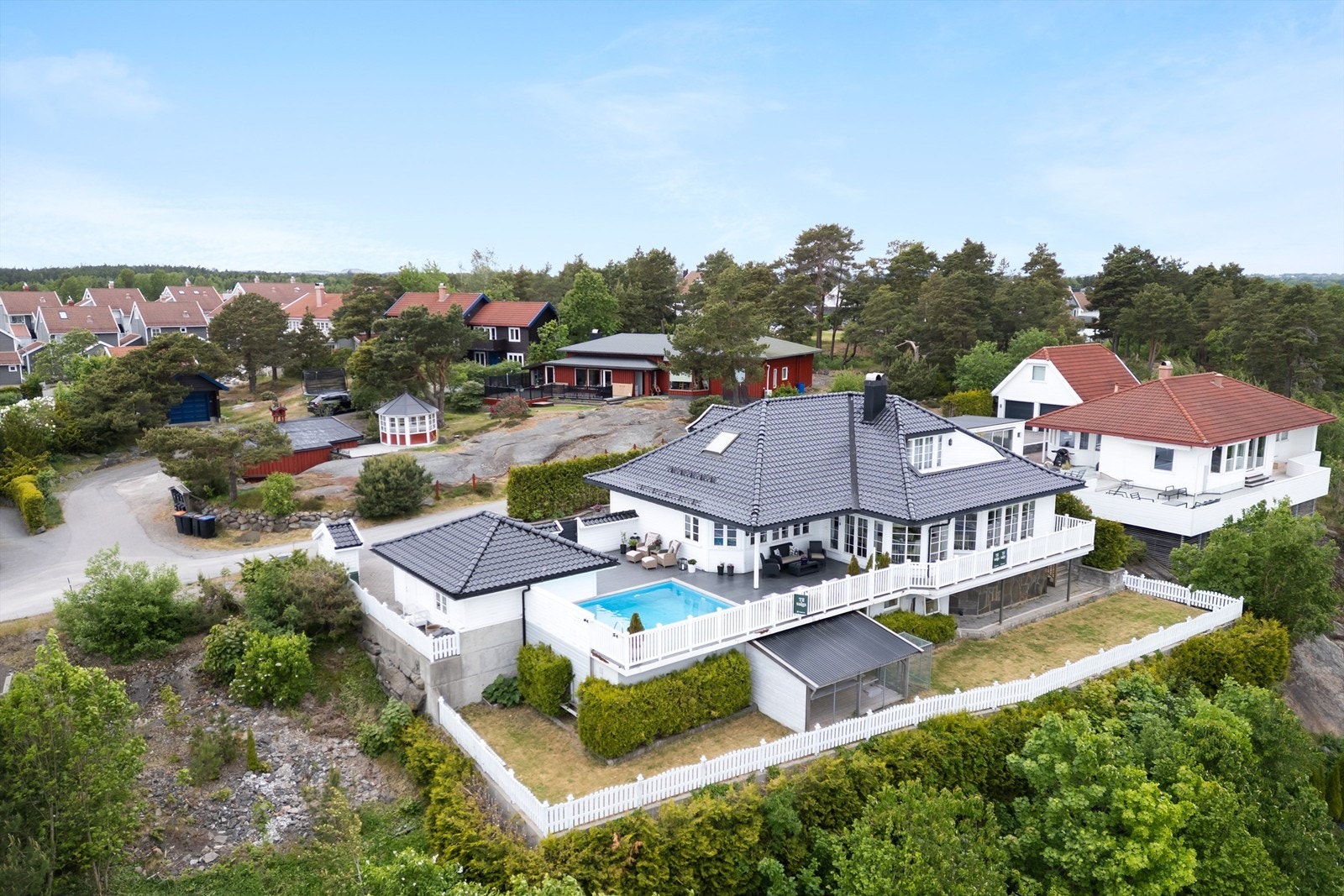 Stor og flott enebolig på 288 kvm bra. Passer for alle typer familier.
Stille, fredelig og barnevennlig bomiljø med kort vei til skole og rekreasjon. Galleribilde