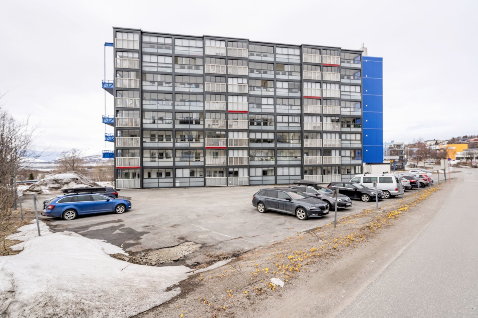Parkeringsplass kan søkes styret (d.d 65 kr måneden uteparkering, 550 kr garasjeplass) Galleribilde