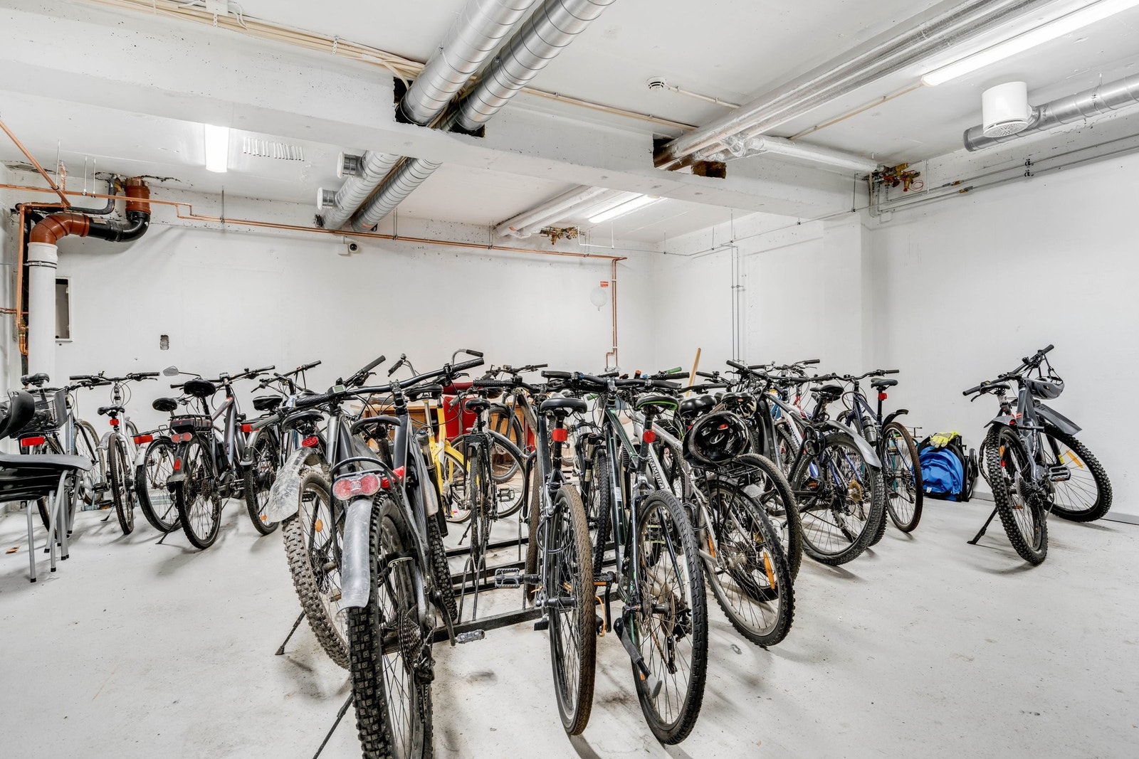 Praktisk felles sykkelbod med vaskestasjon Galleribilde