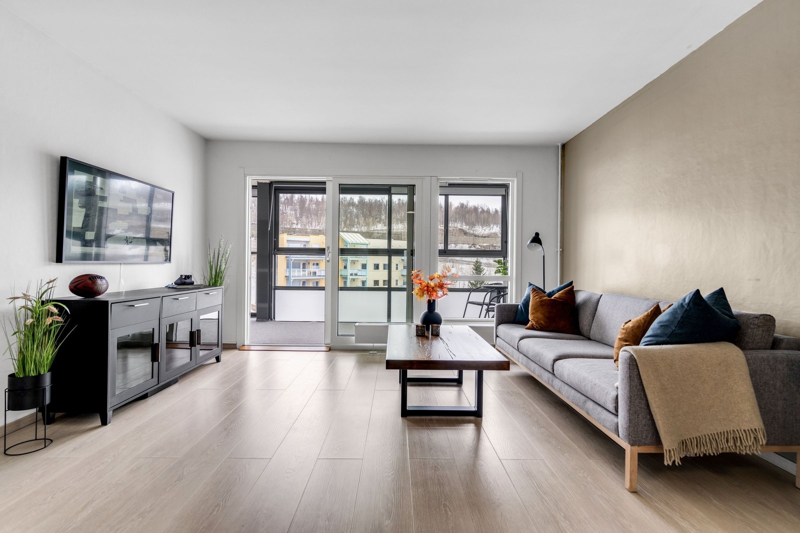 1-stavs laminat, slette vegger og store vinduer skaper stilren og moderne leilighet Galleribilde