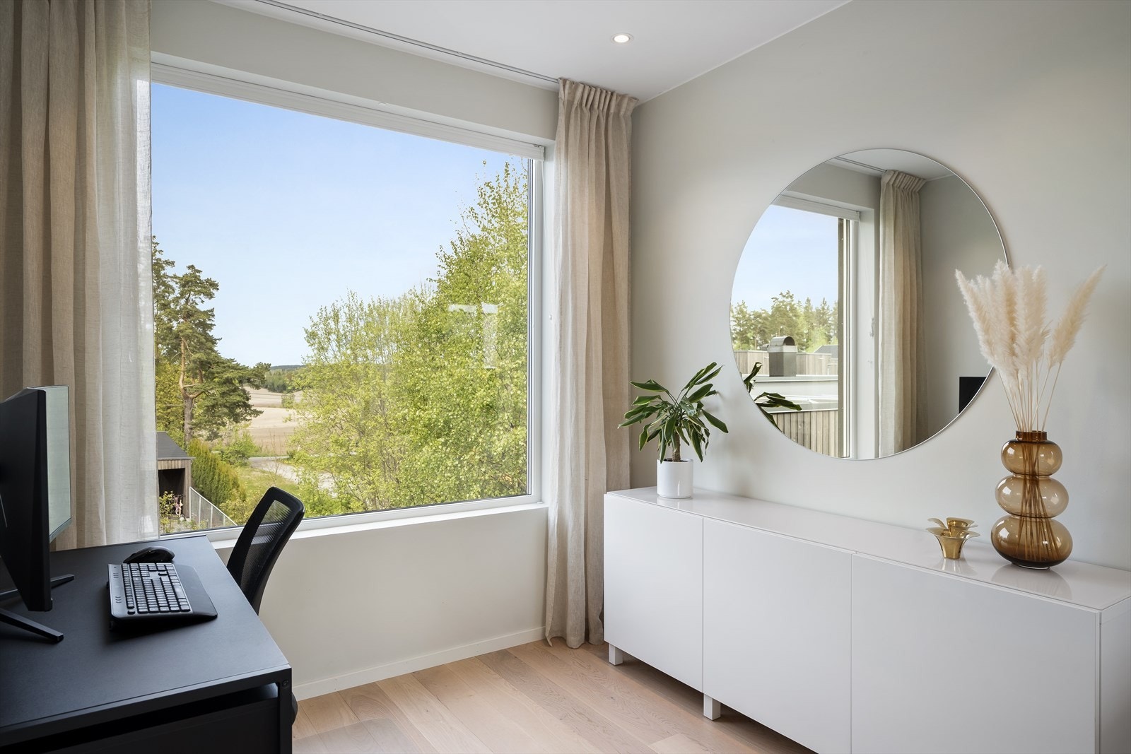 Praktisk hjemmekontornisje i loftstue Galleribilde